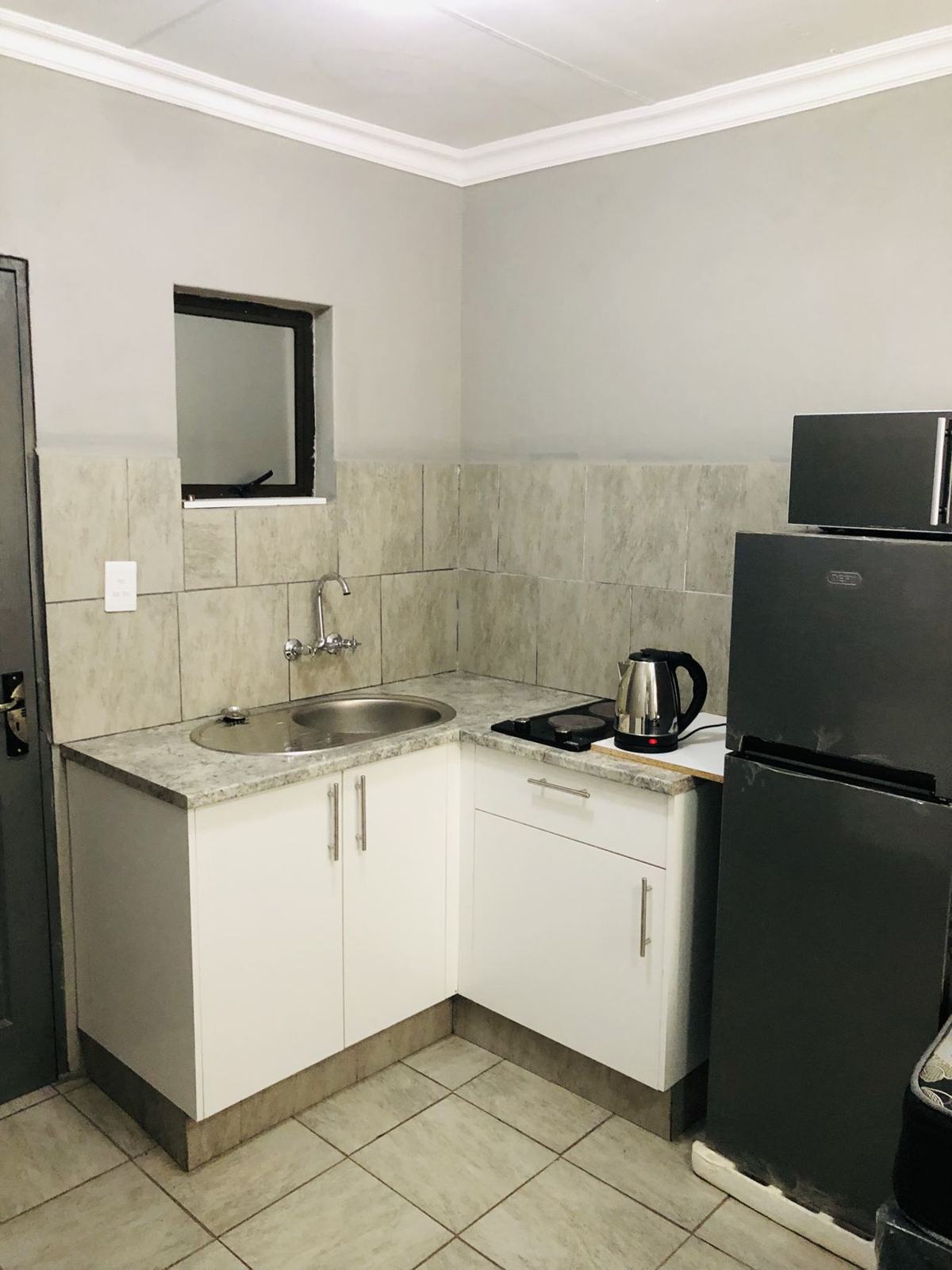 Private kitchenette with sink, hot plate, kettle and fridge